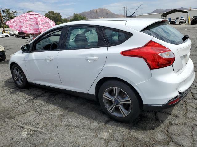 1FADP3K28EL300085 - 2014 FORD FOCUS SE WHITE photo 2