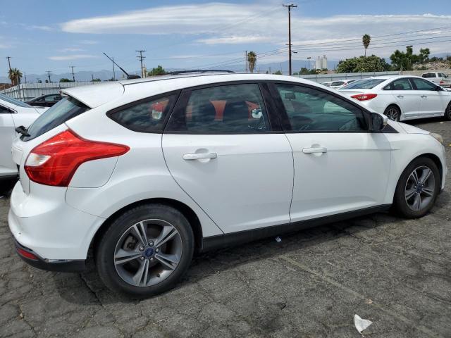 1FADP3K28EL300085 - 2014 FORD FOCUS SE WHITE photo 3