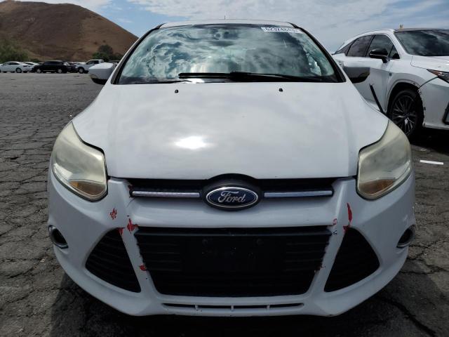 1FADP3K28EL300085 - 2014 FORD FOCUS SE WHITE photo 5