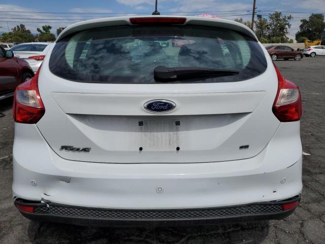 1FADP3K28EL300085 - 2014 FORD FOCUS SE WHITE photo 6