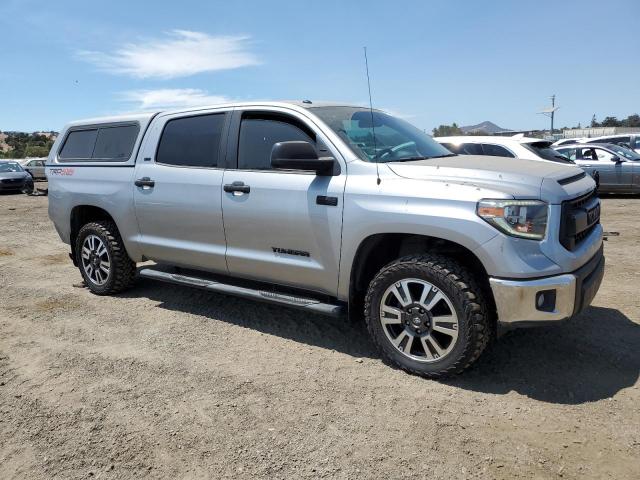 5TFDY5F17FX439106 - 2015 TOYOTA TUNDRA CREWMAX SR5 SILVER photo 4