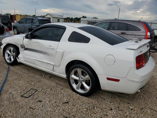 1ZVHT82H485182485 - 2008 FORD MUSTANG GT WHITE photo 2