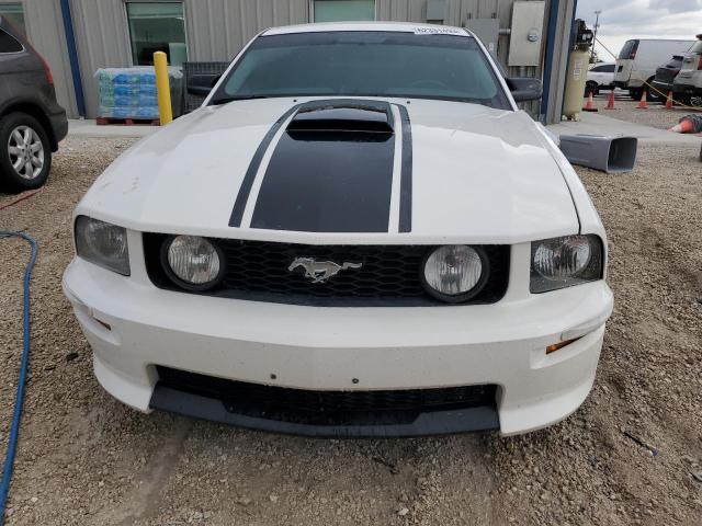 1ZVHT82H485182485 - 2008 FORD MUSTANG GT WHITE photo 5