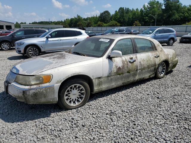 2001 LINCOLN TOWN CAR SIGNATURE, 