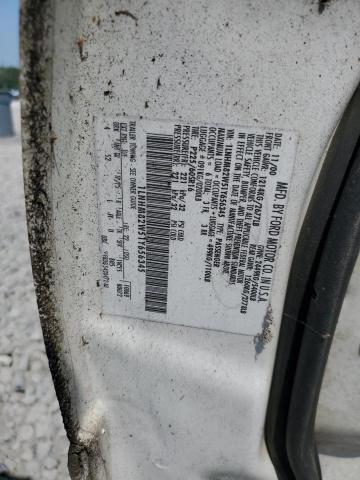 1LNHM82W51Y656345 - 2001 LINCOLN TOWN CAR SIGNATURE WHITE photo 12