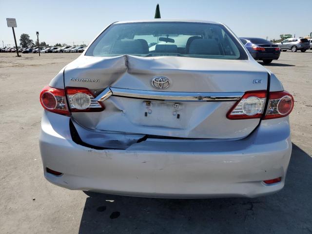 2T1BU4EE7DC108037 - 2013 TOYOTA COROLLA BASE Silber Foto 6