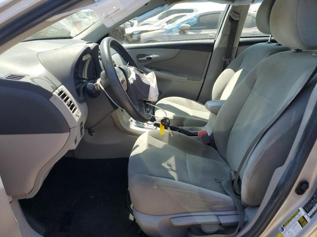 2T1BU4EE7DC108037 - 2013 TOYOTA COROLLA BASE Silber Foto 7