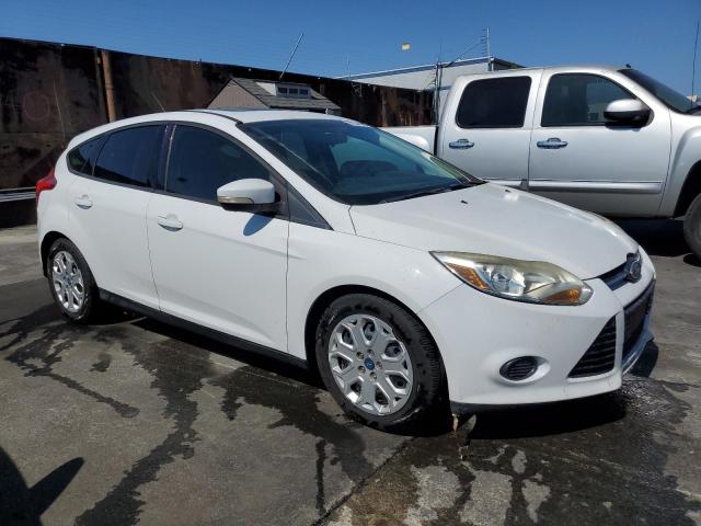 1FADP3K23DL164138 - 2013 FORD FOCUS SE WHITE photo 4