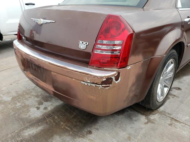 2C3JA63H65H587978 - 2005 CHRYSLER 300C BROWN photo 9