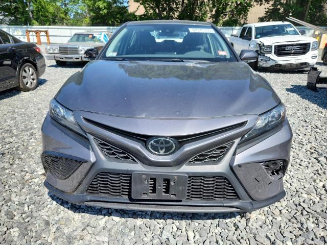 4T1G11AK7PU834394 - 2023 TOYOTA CAMRY SE NIGHT SHADE GRAY photo 5