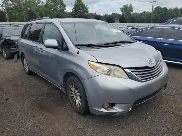 5TDYK3DC1CS273369 - 2012 TOYOTA SIENNA XLE SILVER photo 4