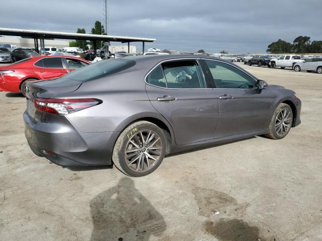 4T1F11AKXMU614173 - 2021 TOYOTA CAMRY XLE GRAY photo 3