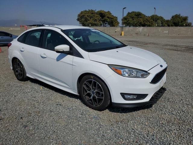 1FADP3F25FL385897 - 2015 FORD FOCUS SE WHITE photo 4