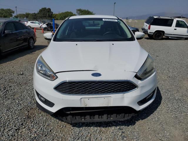 1FADP3F25FL385897 - 2015 FORD FOCUS SE WHITE photo 5