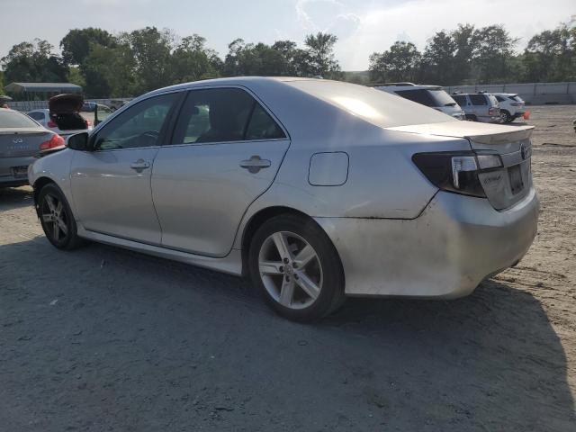 4T1BF1FK7CU168832 - 2012 TOYOTA CAMRY BASE Srebrny zdjęcie 2