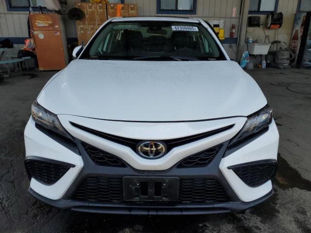 4T1G11AK0RU237784 - 2024 TOYOTA CAMRY SE NIGHT SHADE WHITE photo 5