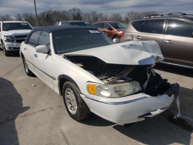 1LNHM82W6XY684437 - 1999 LINCOLN TOWN CAR SIGNATURE WHITE photo 1