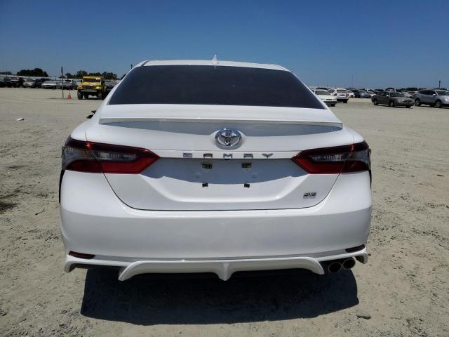 4T1G11AK9NU696502 - 2022 TOYOTA CAMRY SE WHITE photo 6