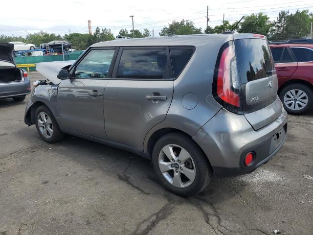 KNDJN2A20J7561468 - 2018 KIA SOUL ნაცრისფერი ფოტო 2