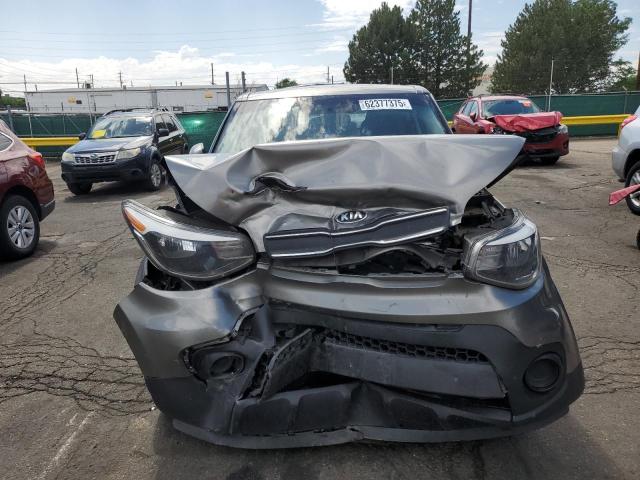 KNDJN2A20J7561468 - 2018 KIA SOUL ნაცრისფერი ფოტო 5