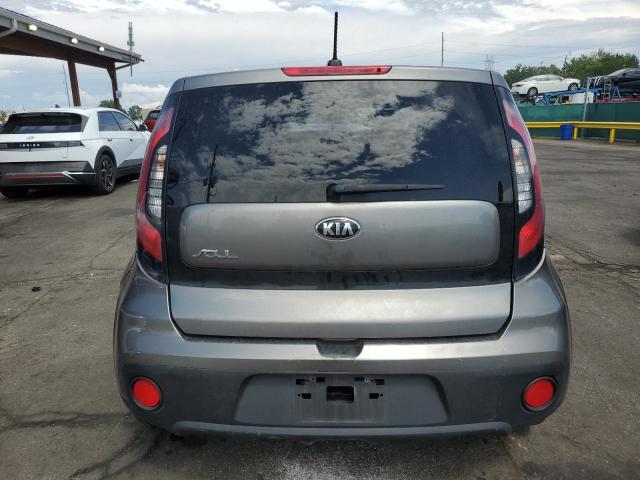 KNDJN2A20J7561468 - 2018 KIA SOUL ნაცრისფერი ფოტო 6