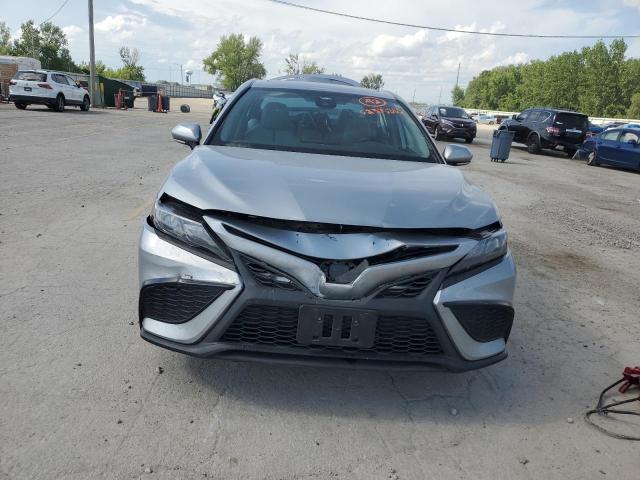 4T1S11AKXPU099307 - 2023 TOYOTA CAMRY SE NIGHT SHADE SILVER photo 5