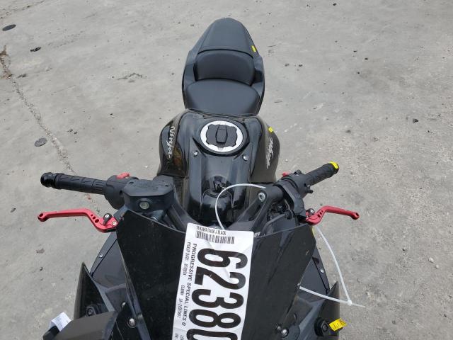 JKAEXEJ16KDA03404 - 2019 KAWASAKI EX650 J შავი ფოტო 5