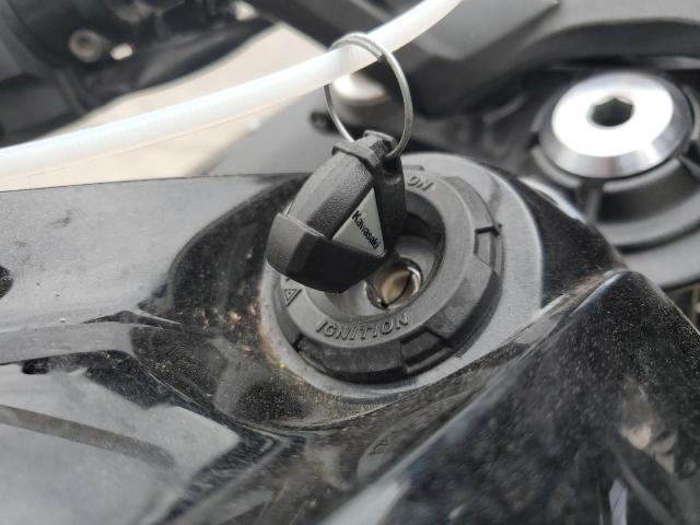 JKAEXEJ16KDA03404 - 2019 KAWASAKI EX650 J შავი ფოტო 8