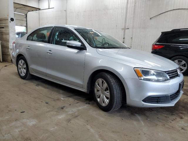 3VWDX7AJ1DM374369 - 2013 VOLKSWAGEN JETTA SE SILVER photo 4