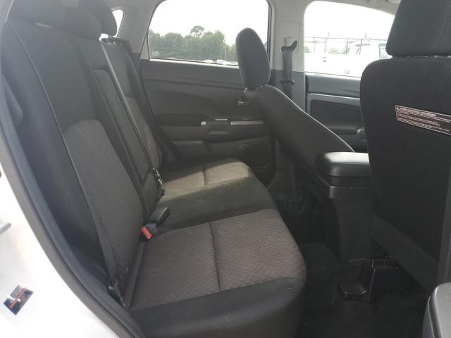 JA4AP3AU9JU024742 - 2018 MITSUBISHI OUTLANDER ES WHITE photo 11