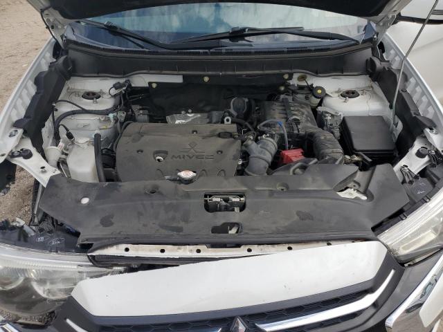 JA4AP3AU9JU024742 - 2018 MITSUBISHI OUTLANDER ES WHITE photo 12