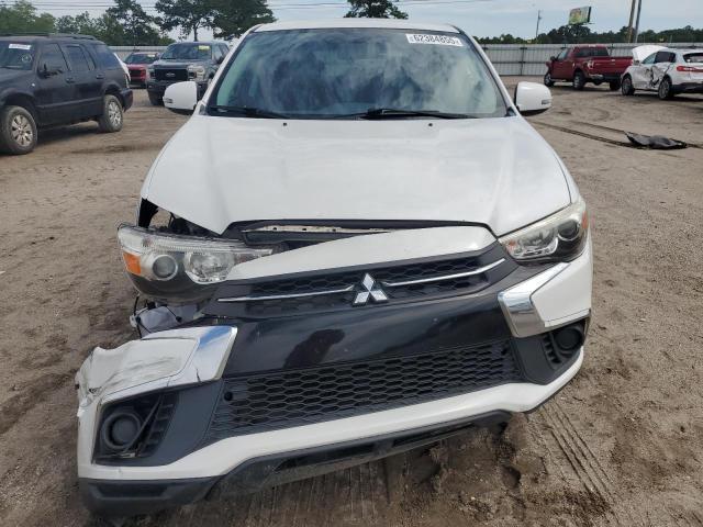 JA4AP3AU9JU024742 - 2018 MITSUBISHI OUTLANDER ES WHITE photo 5
