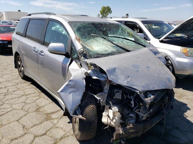 5TDXZ3DC3JS939586 - 2018 TOYOTA SIENNA SE SILVER photo 4