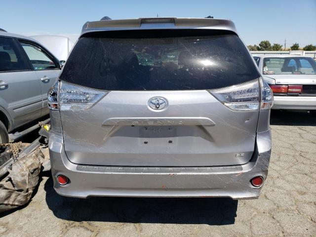 5TDXZ3DC3JS939586 - 2018 TOYOTA SIENNA SE SILVER photo 6