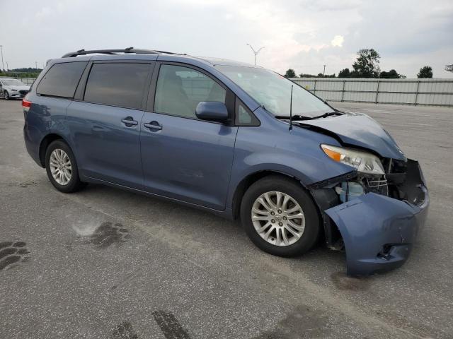5TDYK3DC5DS375534 - 2013 TOYOTA SIENNA XLE BLUE photo 4