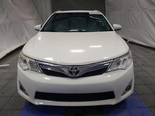 4T1BK1FK2CU506925 - 2012 TOYOTA CAMRY SE WHITE photo 5