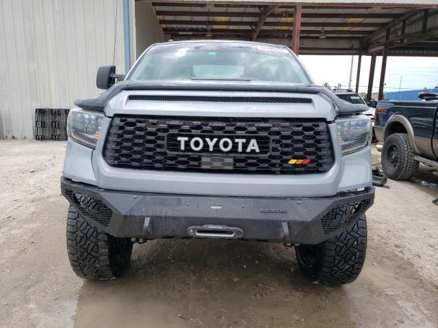5TFFY5F11JX238772 - 2018 TOYOTA TUNDRA CREWMAX LIMITED SILVER photo 5