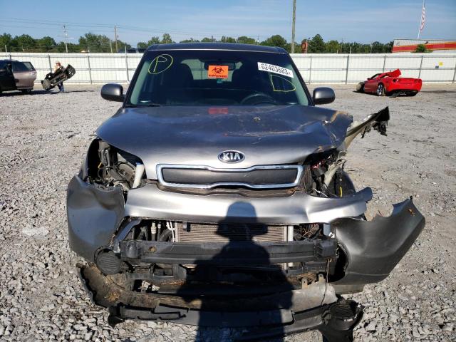 KNDJN2A2XG7370956 - 2016 KIA SOUL GRAY photo 5