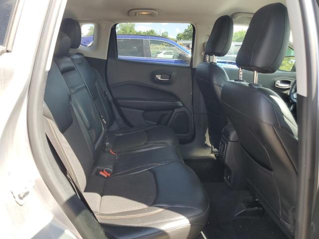 3C4NJCBB8JT503203 - 2018 JEEP COMPASS LATITUDE ვერცხლისფერი ფოტო 10