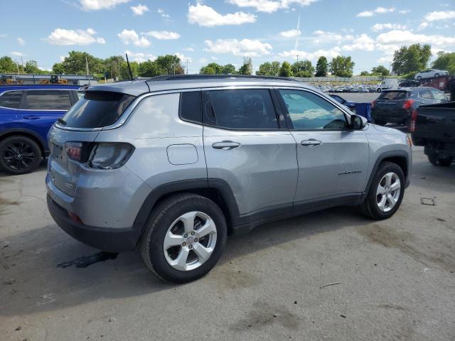3C4NJCBB8JT503203 - 2018 JEEP COMPASS LATITUDE ვერცხლისფერი ფოტო 3