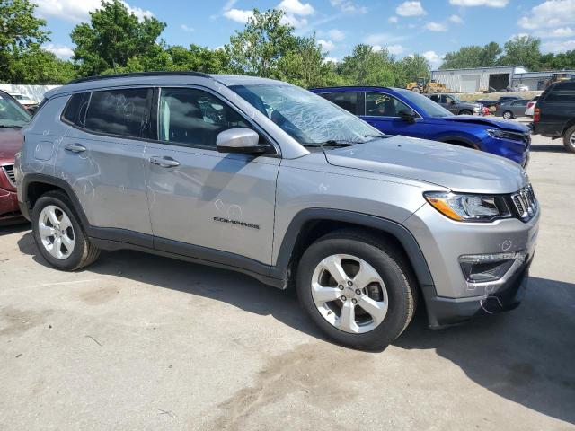3C4NJCBB8JT503203 - 2018 JEEP COMPASS LATITUDE ვერცხლისფერი ფოტო 4