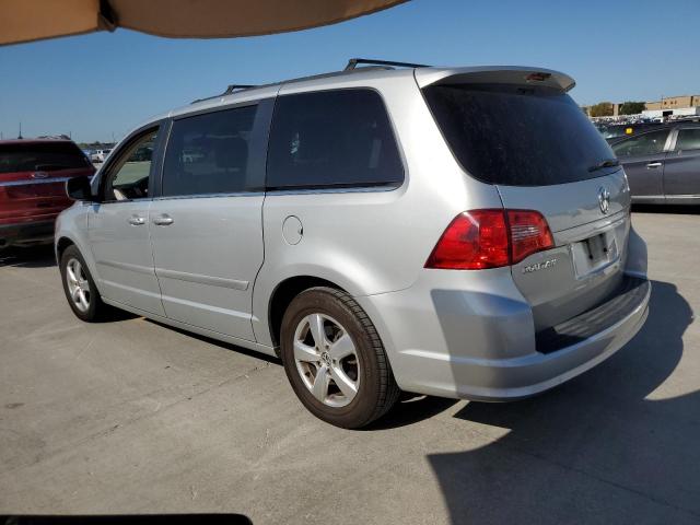 2V4RW3DG5BR670804 - 2011 VOLKSWAGEN ROUTAN SE SILVER photo 2