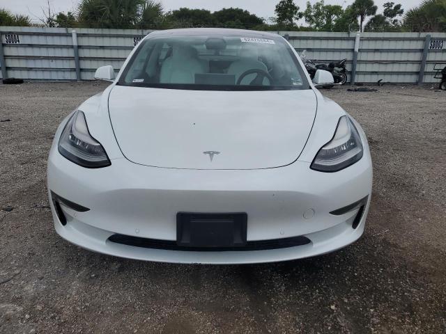 5YJ3E1EB2JF081598 - 2018 TESLA MODEL 3 WHITE photo 5