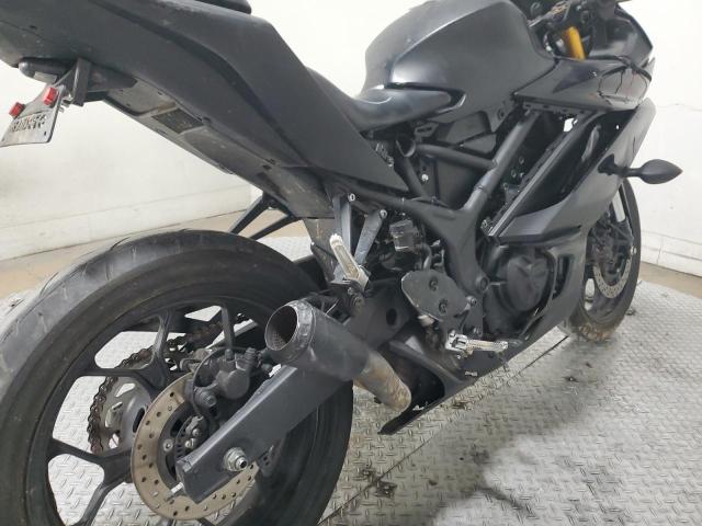 MH3RH18Y3MK004975 - 2021 YAMAHA YZFR3 A BLACK photo 11