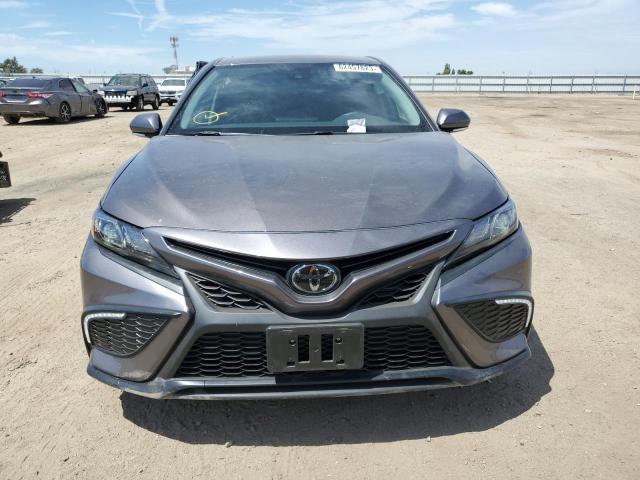 4T1T11AK5PU721090 - 2023 TOYOTA CAMRY SE NIGHT SHADE CHARCOAL photo 5