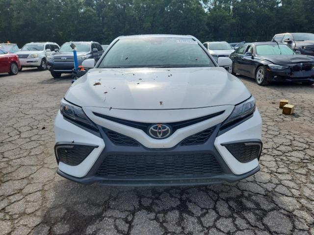4T1G11AK2PU790143 - 2023 TOYOTA CAMRY SE NIGHT SHADE WHITE photo 5