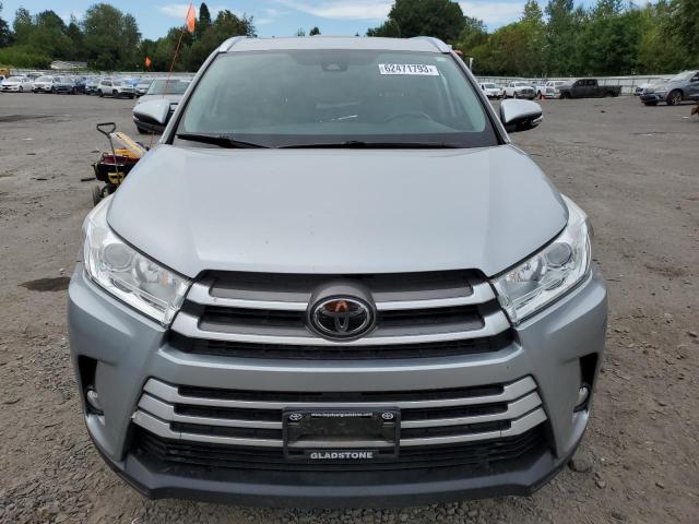 5TDJZRFH7JS826645 - 2018 TOYOTA HIGHLANDER SE SILVER photo 5