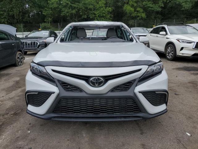 4T1G11AK5PU098572 - 2023 TOYOTA CAMRY SE NIGHT SHADE SILVER photo 5