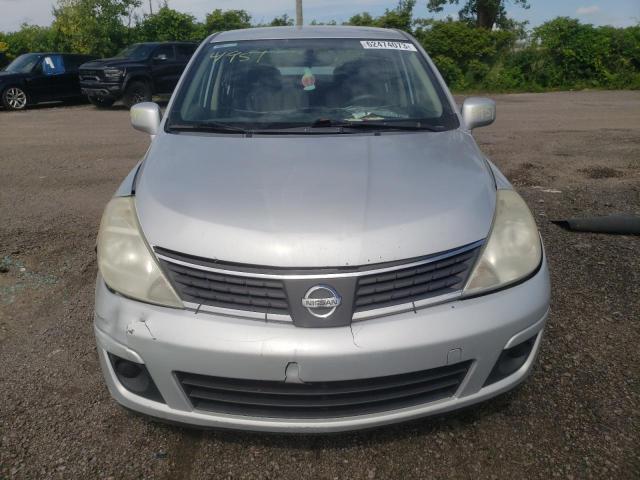 3N1BC11E98L398066 - 2008 NISSAN VERSA S GRAY photo 5