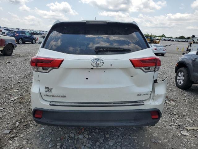 5TDJZRFH1HS470896 - 2017 TOYOTA HIGHLANDER SE WHITE photo 6